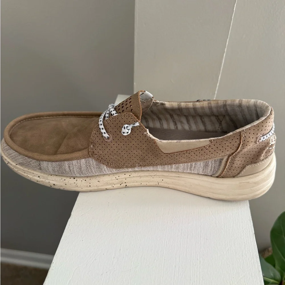 Hey Dude Men’s Size 11 Welsh Grip Loafers in Tan